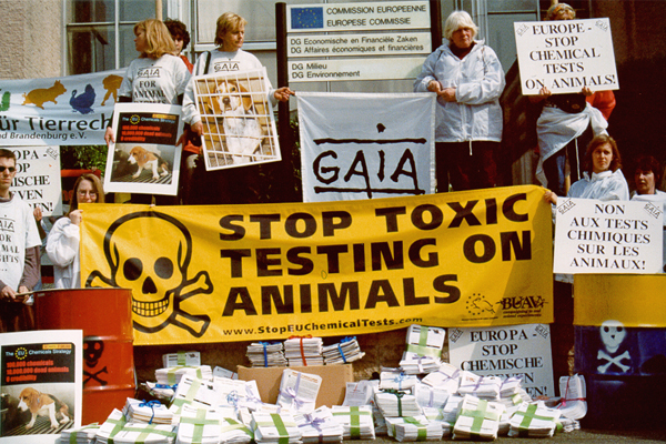 Signature hand-in against REACH animal testing